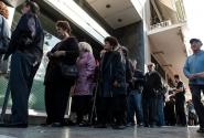 Συνταξιούχοι περιμένουν σε ουρά τράπεζας
