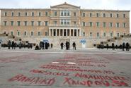 Μνημείο θυμάτων των Τεμπών στο Μνημείο του Άγνωστου Στρατιώτη έξω από τη Βουλή