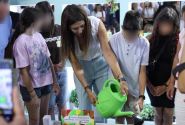 Λαχανόκηποι στα σχολεία, η Σοφία Ζαχαράκη ποτίζει