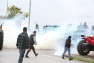ΤΩΡΑ – Θεσσαλονίκη: Άγρια επεισόδια με ΜΑΤ και αγρότες για την πρόσβαση στο αεροδρόμιο «Μακεδονία» (ΦΩΤΟ – VIDEO)