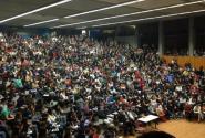 Γεμάτο αμφιθέατρο με φοιτητές σε Πανεπιστήμιο 