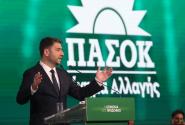 Ο Νίκος Ανδρουλάκης μιλάει και πίσω φαίνεται λογότυπο του ΠΑΣΟΚ