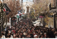 Κόσμος περπατάει στην Ερμού για τα ψώνια του τα Χριστούγεννα 