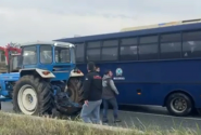 Κλούβα της αστυνομίας διασπά μπλόκο αγροτών στις Σέρρες