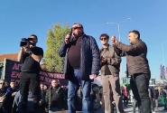 Ο συνδικαλιστικής Ανεστίδης μιλάει στο μικρόφωνο στο αγροτικό μπλόκο στα Μάλγαρα