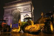 Αγρότες με τρακτέρ στο Παρίσι