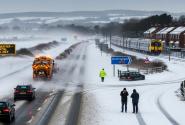 προβλήματα σε χιονισμένο δρόμο της Αγγλίας από την κακοκαιρία Γκορέτι