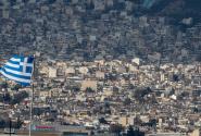 σπίτια στην Αθήνα με ελληνική σημαία