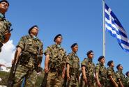 Στρατιώτες, φαντάροι σε στάση προσοχής με φόντο την ελληνική σημαία