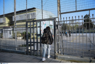 Είσοδος σχολείου, μαθήτρια μπαίνει σε προαύλιο 