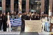 Με πανό στο αίθριο του Ευρωκοινοβουλίου στο Στρασβούργο ανέδειξαν τη πολυπολιτισμική ταυτότητα του σχολείου τους