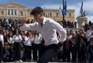 Ο νεαρός μαθητής Μάνθος χορεύει ζεϊμπέκικο στο Σύνταγμα