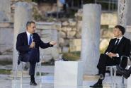 Ο Κυριάκος Μητσοτάκης και ο Εμανουέλ Μακρόν συζητούν στη Ρωμαϊκή Αγορά Αθηνών