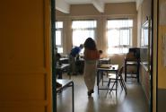 Γυναίκα εκπαιδευτικός μπαίνει μέσα σε τάξη σχολείου