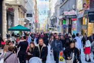 Κόσμος περπατάει στον πεζόδρομο της Ερμού στην Αθήνα. Το άρθρο αφορά τις αλλαγές στο επίδομα ανεργίας για εργαζόμενους που μετακινούνται στην ΕΕ