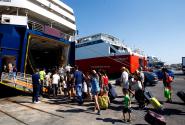 Επιβίβαση τουριστών με βαλίτσες σε καράβι στον Πειραιά για διακοπές