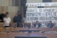 Εισβολή Ρουβίκωνα σε δημοτικό συμβούλιο – Πέταξαν σακούλες με σκουπίδια στην αίθουσα