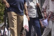 Συνταξιούχοι περπατάνε στον δρόμο