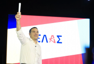 Ο Αλέξης Τσίπρας με φόντο το όνομα στο νέο κόμμα του «ΕΛΑΣ»