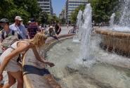 Γυναίκα πίνει νερό από το σιντριβάνι στο Σύνταγμα εν μέσω καύσωνα