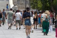 Κόσμος περπατάει στο Σύνταγμα