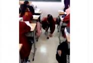 Κίνα: Μαθήτρια αναγκάστηκε να σπάσει με σφυρί το κινητό της - Βίντεο