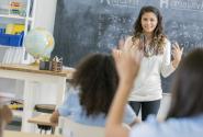 καθηγήτρια μαυροπίνακας σχολική τάξη μαθητές