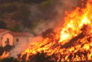 ΗΠΑ: Πυρκαγιά απειλεί σπίτια στη Σάντα Μπάρμπαρα της Καλιφόρνιας 