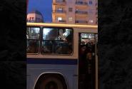 Εικόνα – ντροπής: Επιβάτες «ίπτανται» σε λεωφορείο ΟΑΣΘ στη Θεσσαλονίκη