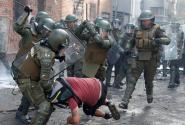 Χιλή: Δικαστήριο καταδίκασε έξι αστυνομικούς για βασανισμό και σεξουαλική κακοποίηση φοιτητή μέσα σε αστυνομικό τμήμα