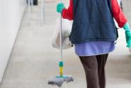 Σε τηλεδιάσκεψη προσκαλούν τους υπουργούς Παιδείας και Εσωτερικών, 29 σωματεία σχολικών καθαριστριών