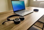 corona-laptop_tilekpaideysi_akoustika_mikrophone.jpg