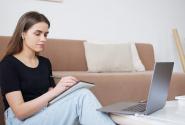 laptop_pc_woman_proslipseis.jpg
