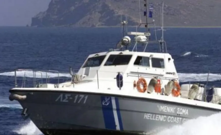 Από αλιευτικό περισυνελέγησαν σώοι και καλά στην υγεία τους δύο ημεδαποί, όταν το φοσκωτό σκάφος στο οποίο επέβαιναν παρουσίασε εισροή υδάτων ενώ βρίσκονταν στα ανατολικά του Πόρου Κεφαλληνίας. Τα δύο άτομα θα παραληφθούν από τουριστικό επιβατηγό σκάφος και θα μεταφερθούν στο λιμάνι.