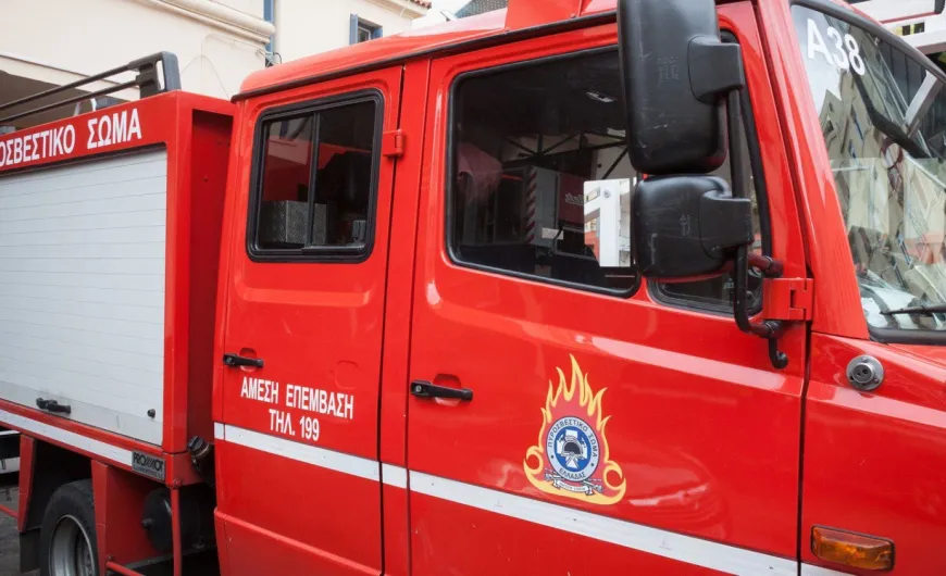 Χωρίς τις αισθήσεις του εντοπίστηκε σήμερα το πρωί ένας άνδρας, κατά την διάρκεια κατάσβεσης πυρκαγιάς σε σπίτι, στην περιοχή Ιτιές της Πάτρας. Ειδικότερα, η Πυροσβεστική ειδοποιήθηκε για φωτιά σε διώροφο σπίτι και όταν οι πυροσβέστες μπήκαν στο ισόγειο, εντόπισαν τον άνδρα χωρίς τις αισθήσεις του, ενώ η εστία της φωτιάς ήταν στο χώρο της κουζίνας.