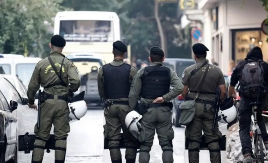 Αστυνομική επιχείρηση για την εκκένωση κτιρίου στα Εξάρχεια