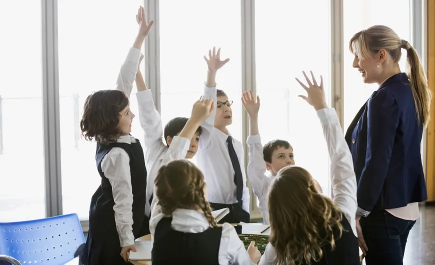 Μαθητές και καθηγήτρια στη σχολική τάξη