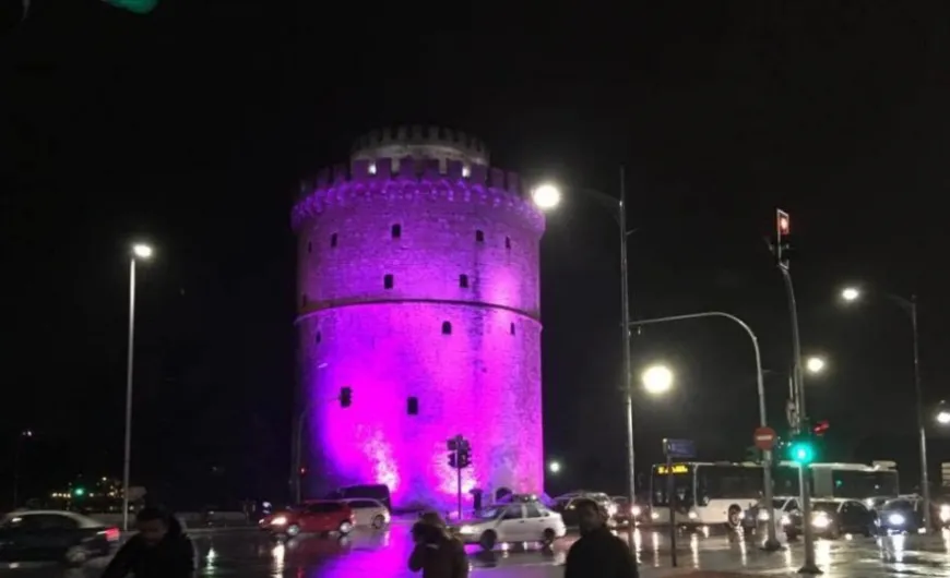 Μωβ φωταγωγήθηκε ο Λευκός Πύργος για τα πρόωρα παιδιά