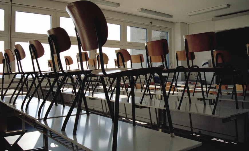 θρανία καρέκλες σχολική τάξη σχολείο
