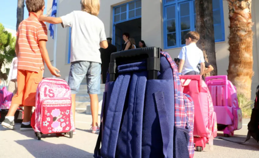 πρωτοβάθμια εκπαίδευση, δημοτικό, αυλή μαθητές, σάκες