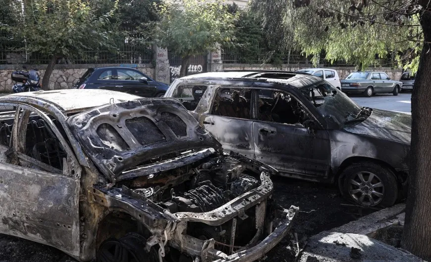 Πυρπόλησαν έξι αυτοκίνητα και μια μοτοσικλέτα τα ξημερώματα σε Παλλήνη, Ασπρόπυργο και Καλλιθέα