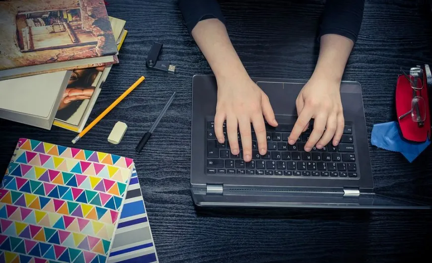 computer exams υπολογιστής, μαθητές, τετράδια, εξετάσεις, γραφείο