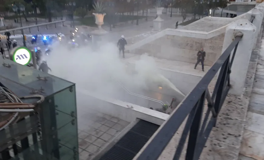 Άνοιγμα πανό στο Σύνταγμα