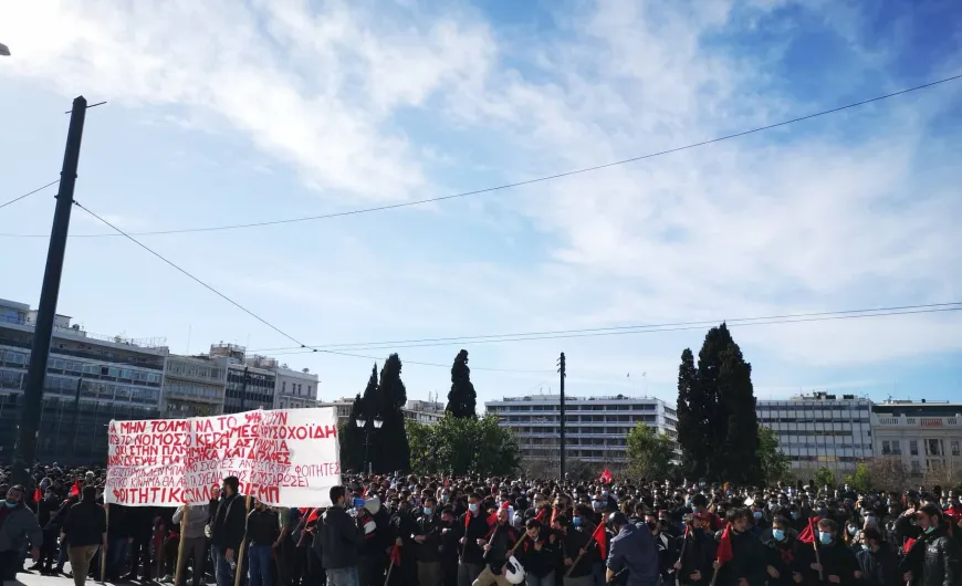 Διαδηλωτές στην πλατεία Συντάγματος