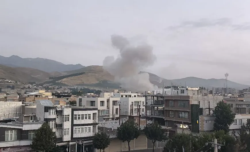 Επίθεση του Ισραήλ εναντίον της Τεχεράνης στο Ιράν, καπνός από αεροπορικό πλήγμα σε πόλη
