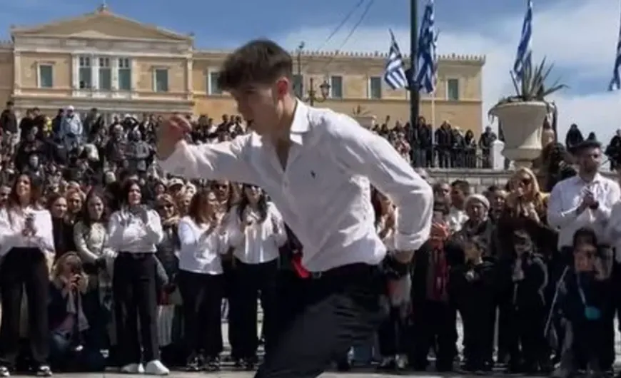 Ο νεαρός μαθητής Μάνθος χορεύει ζεϊμπέκικο στο Σύνταγμα