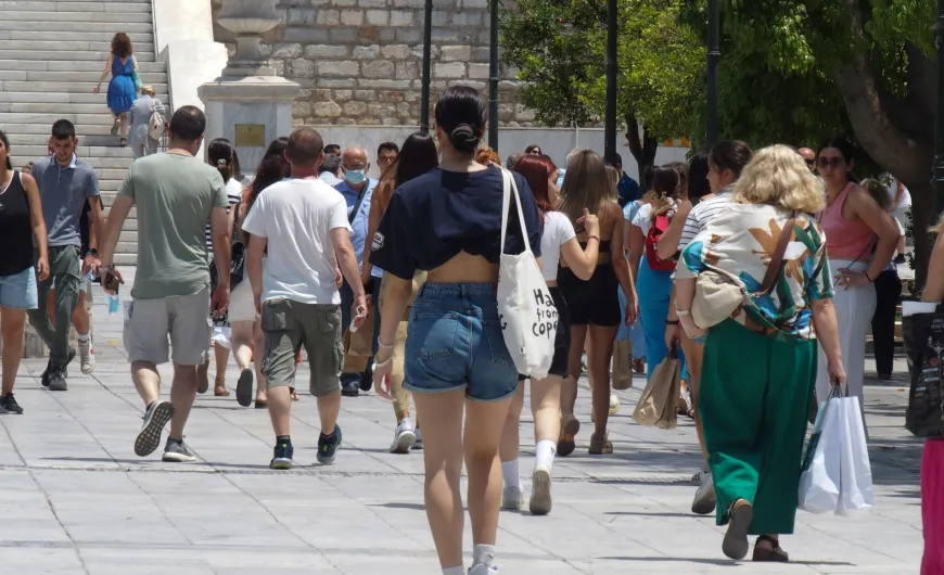Κόσμος περπατάει στο Σύνταγμα