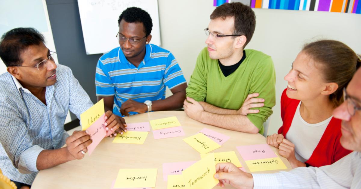 Коммуникации урок английского. Коммуникативный метод изучения иностранного языка. Коммуникации урок английского. Взрослые на уроке английского. Учим английский.