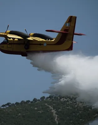 fotia pyrkagia canadair