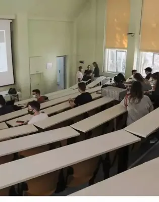 αμφιθέατρο, έδρανα, φοιτητές, προβολή, καθηγητές, πανεπιστήμιο